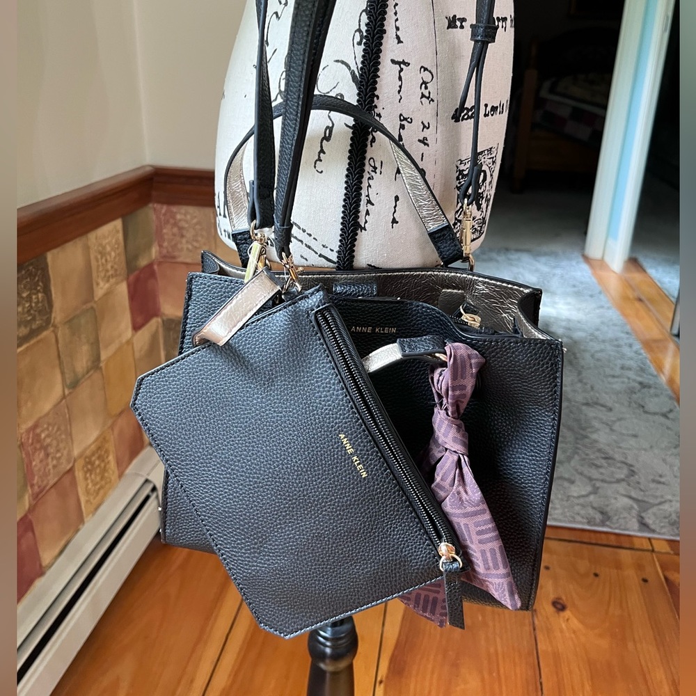Anne Klein 👜 Black Handbag/ ShoulderCrossbody and Wristlet  2 piece SET!! - Picture 3 of 16